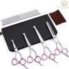 Professionele Hondenscharen Set - Extra Veilige Grooming Set - Trimscharen Voor Honden - Knipschaar - Effileerschaar / Uitdunschaar - Gebogen Schaar Met Ronde Punt - Precisieschaar - Hondenverzorging - Inclusief Kam, 2 Haarclips En Luxe Opbergdoos 1 Professionele Hondenscharen Set - Extra Veilige Grooming Set - Trimscharen Voor Honden - Knipschaar - Effileerschaar / Uitdunschaar - Gebogen Schaar Met Ronde Punt - Precisieschaar - Hondenverzorging - Inclusief Kam, 2 Haarclips En Luxe Opbergdoos -Dierenwinkel 1200x1146 4