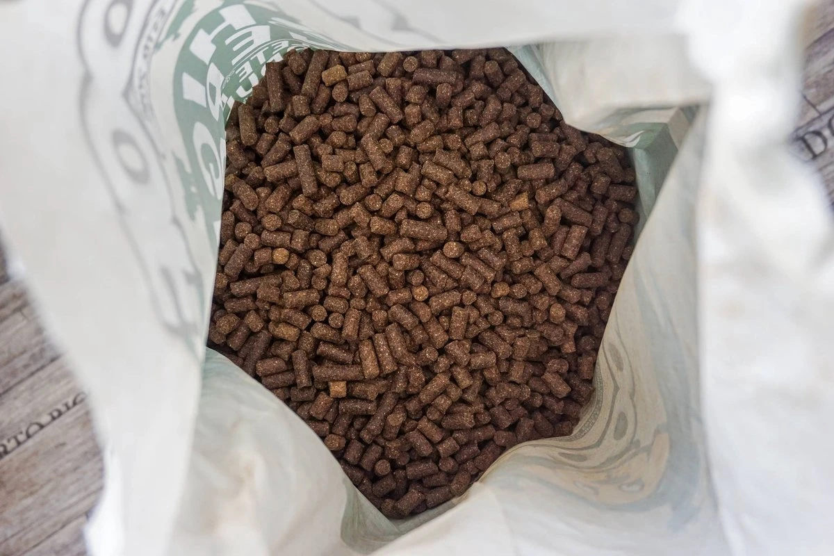 WOOOF Eend 18KG - Geperst Hondenvoer - Hypoallergeen Hondenvoer - Geperste Hondenbrokken - Droogvoer 6 WOOOF Eend 18KG - Geperst Hondenvoer - Hypoallergeen Hondenvoer - Geperste Hondenbrokken - Droogvoer - Afbeelding 4