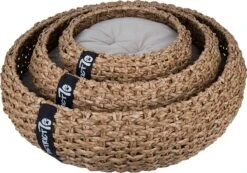 District 70 COCOON - Luxe Hondenmand Van Duurzaam Hoogwaardig Riet Met Zacht Kussen - Maten S/M/L - Large 40 District 70 COCOON - Luxe Hondenmand Van Duurzaam Hoogwaardig Riet Met Zacht Kussen - Maten S/M/L - Large -Dierenwinkel 1200x842