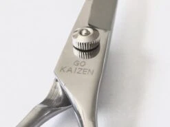 Professionele Hondenscharen Set - Extra Veilige Grooming Set - Trimscharen Voor Honden - Knipschaar - Effileerschaar / Uitdunschaar - Gebogen Schaar Met Ronde Punt - Precisieschaar - Hondenverzorging - Inclusief Kam, 2 Haarclips En Luxe Opbergdoos -Dierenwinkel 1200x899 4